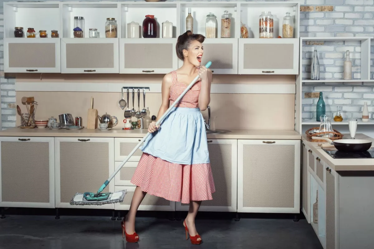 5 geniálních triků pro domácnost: Ulehčete si život v kuchyni i doma! 19 Hospodyňka uklízí dům