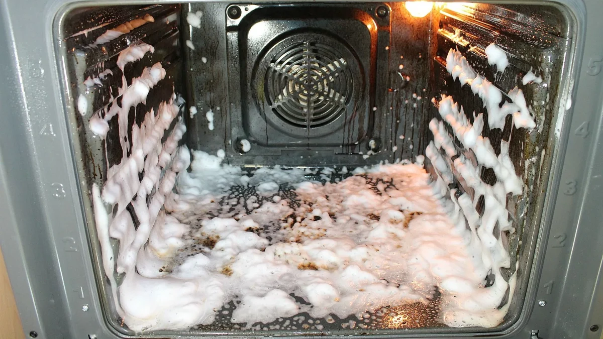 Jak snadno vyčistit troubu od tuku a připálenin: Efektivní tipy a triky 9 Jak snadno vyčistit troubu od tuku