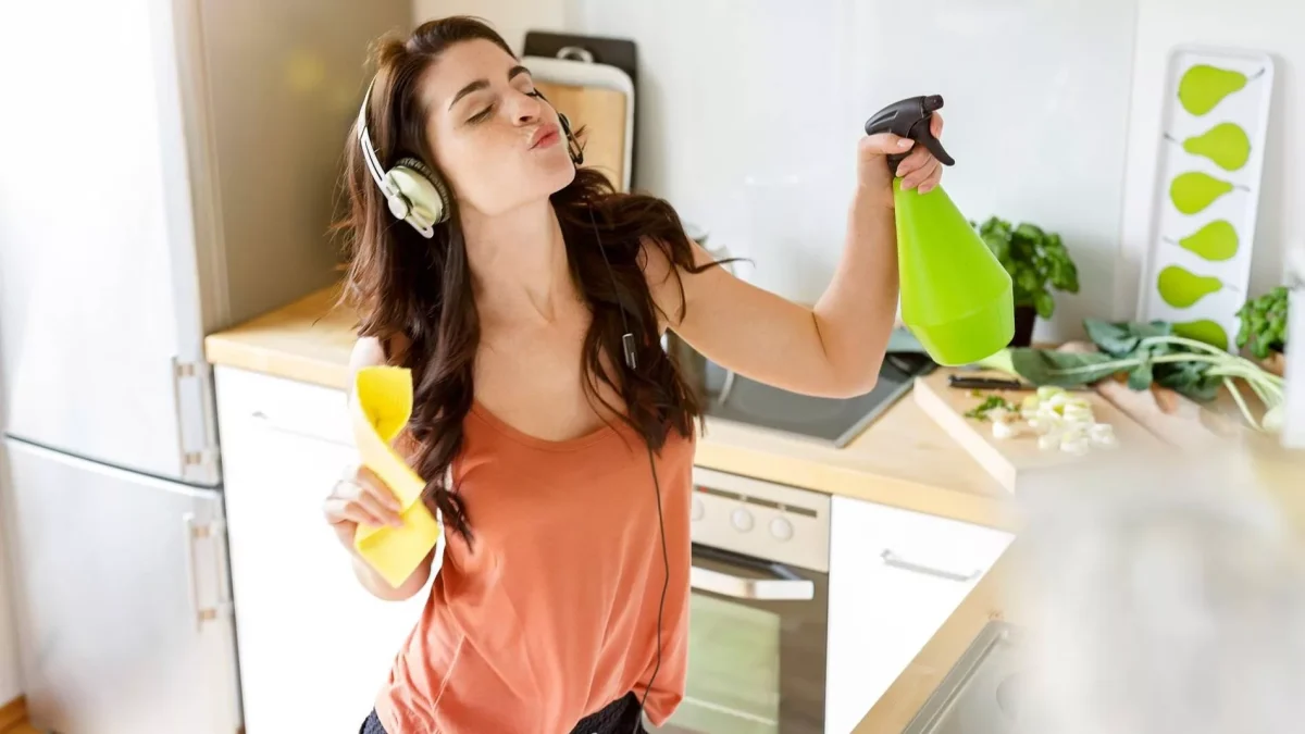 Proč čistota v domácnosti ke zdraví? Objevte nejlepší tipy v roce 2025 20 Dívka a čistota v domácnosti
