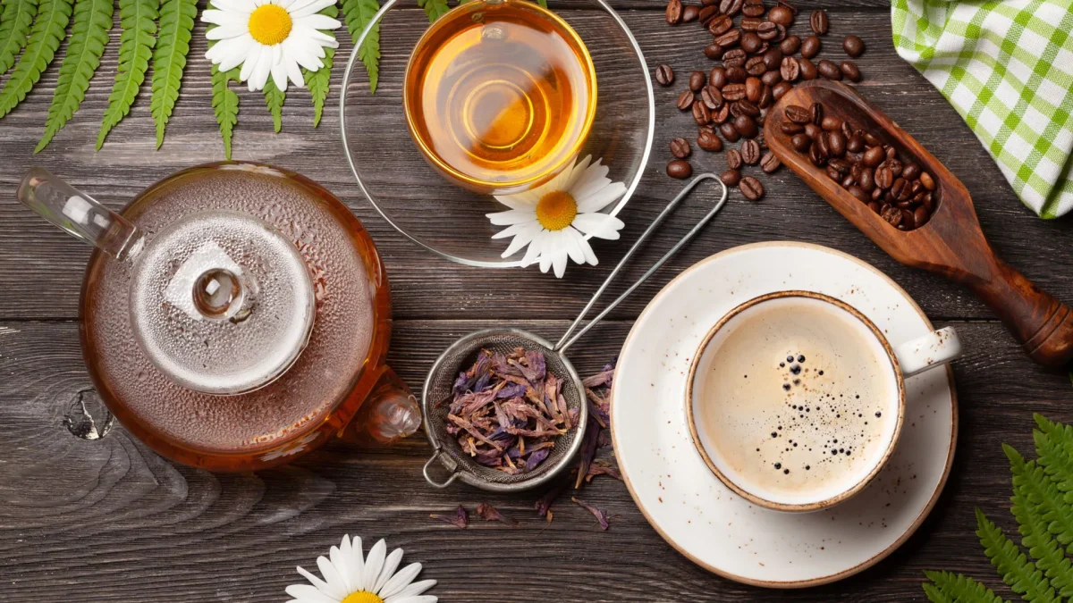 Věčná otázka rozluštěna: Co vás nakopne víc – káva, nebo čaj? 11 Na stole je káva a čaj