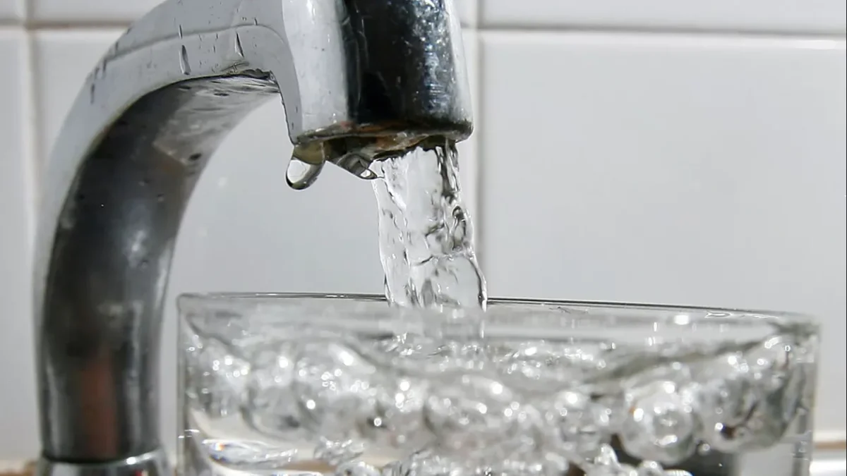 Nálet na bateriích? Tento trik vrátí jejich lesk za pár sekund! 12 Nálet na bateriích? Tento trik vrátí jejich lesk za pár sekund!