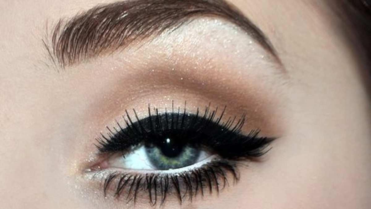 Tenhle trend líčení explodoval na sociálních sítích! Jednoduché triky, jak zvýraznit oči a vytvořit efekt „wow“ pomocí oční linky. 8 Tenhle trend líčení explodoval na sociálních sítích! Jednoduché triky, jak zvýraznit oči a vytvořit efekt „wow“ pomocí oční linky.