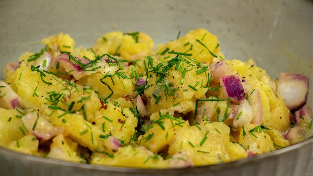 Bramborový salát: Recept, který okouzlí i ty nejnáročnější gurmány! 12 Bramborový salát: Recept, který okouzlí i ty nejnáročnější gurmány!