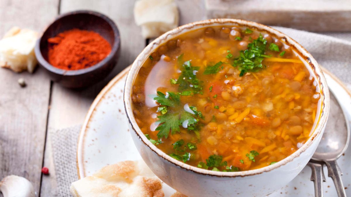 Čočková polévka: Jak obyčejná luštěnina promění váš talíř v kulinářský orgasmus!