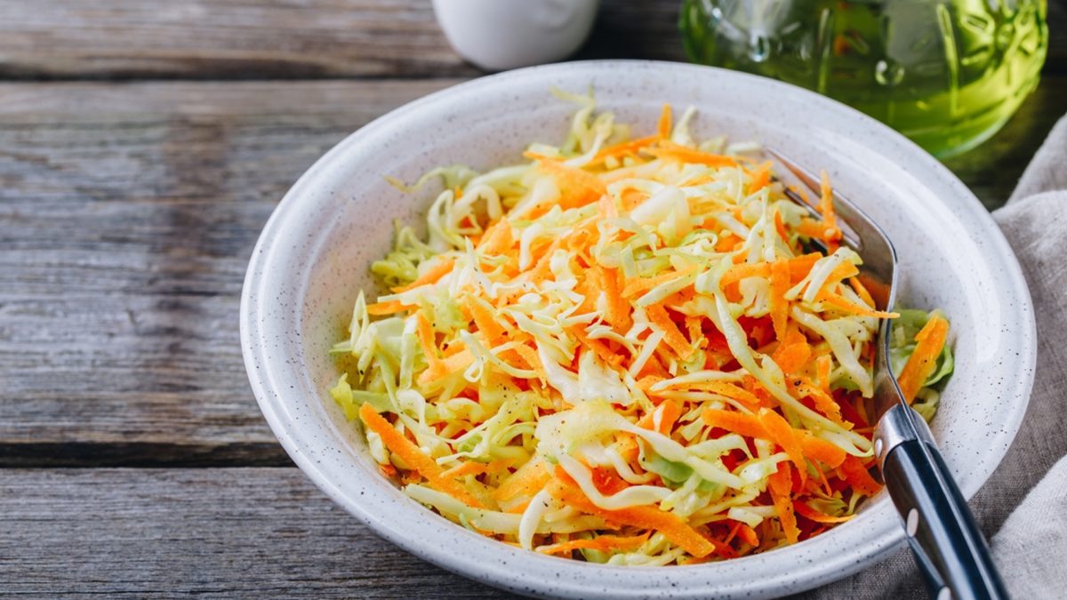 Coleslaw — křupavý a šťavnatý salát! Zjistěte, jak si jej připravit doma za 15 minut! 11 Coleslaw — křupavý a šťavnatý salát! Zjistěte, jak si jej připravit doma za 15 minut!