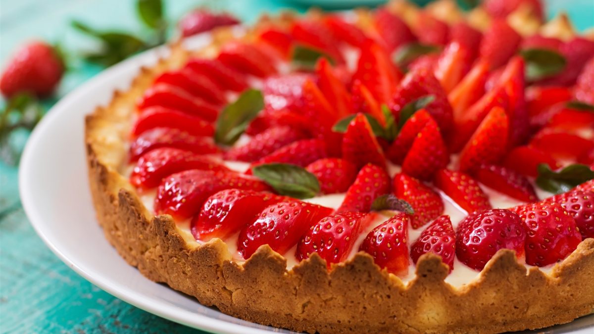 Hrnkový koláč s jahodami: Dokonalý letní dezert s křupavou drobenkou 8 Hrnkový koláč s jahodami: Dokonalý letní dezert s křupavou drobenkou