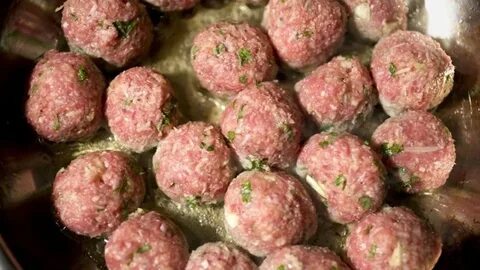 Masové kuličky recept: Dokonalé masové kuličky v rajské omáčce krok za krokem 3 Masové kuličky recept: Dokonalé masové kuličky v rajské omáčce krok za krokem