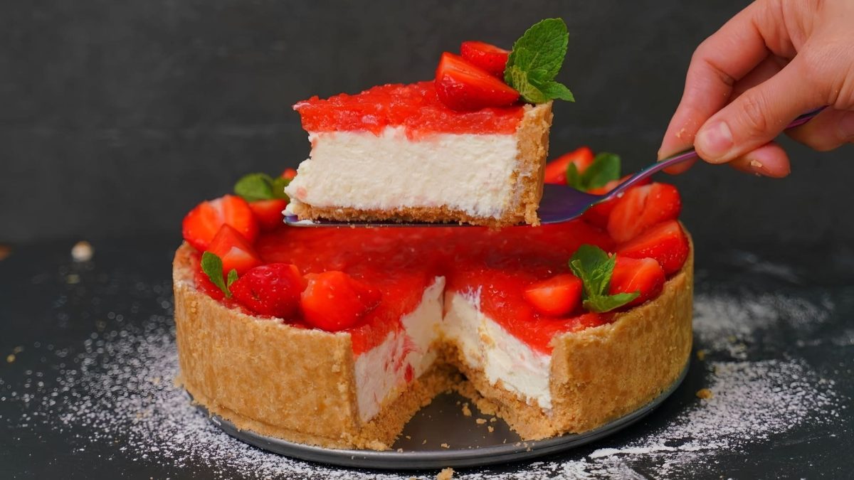 Jahodový cheesecake: Ideální dezert pro každou oslavu. Připravte ho za 5 kroků! 10 Jahodový cheesecake: Ideální dezert pro každou oslavu. Připravte ho za 5 kroků!