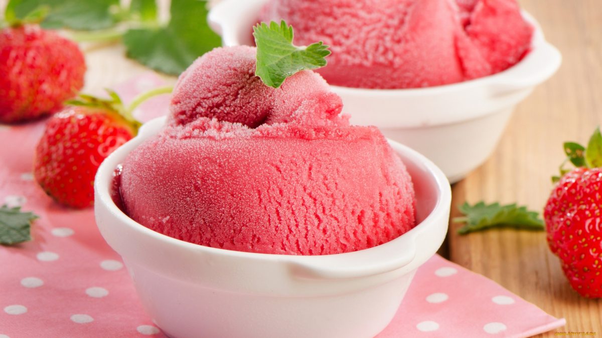 Proč je domácí jahodová zmrzlina lepší než kupovaná: 5 tipů od cukráře, které váš dezert učiní dokonalým! 11 Proč je domácí jahodová zmrzlina lepší než kupovaná: 5 tipů od cukráře, které váš dezert učiní dokonalým!