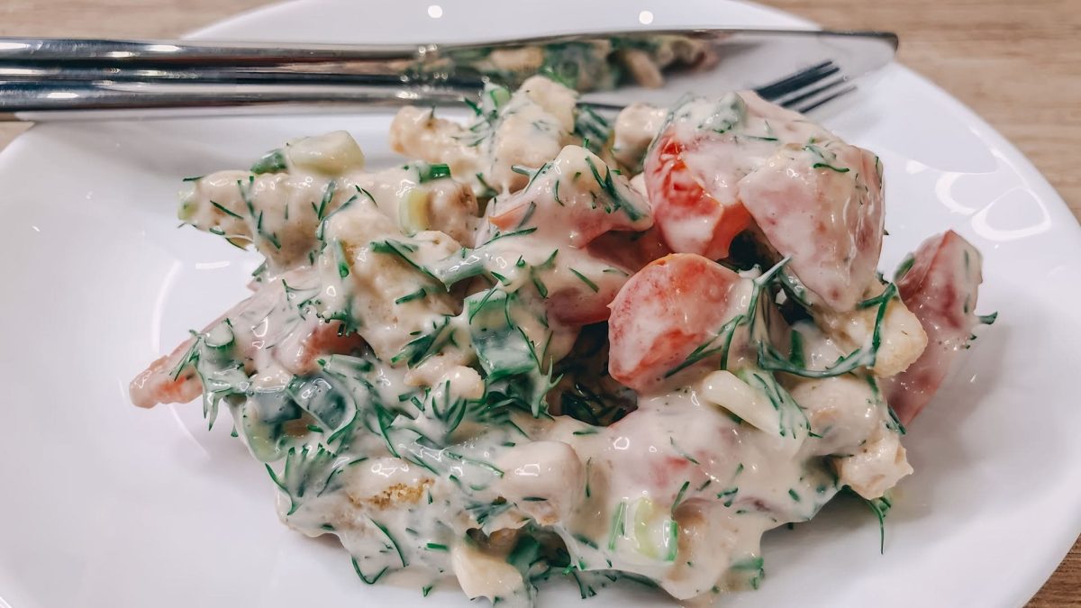 Rajčatový salát s majonézou: Výborný letní recept plný chuti 15 Rajčatový salát s majonézou: Výborný letní recept plný chuti