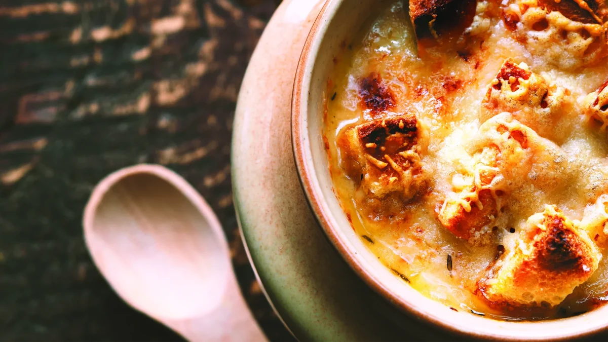 Cibulačka top recepty jako z hospody: Tajemství dokonalého vývaru a křupavého sýra 14 cibulačka top recepty - Featured