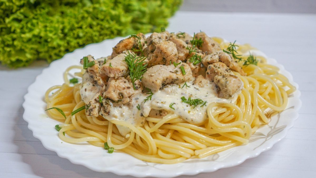 Těstoviny s kuřecím masem a smetanou: Jednoduchý luxus za pár korun! 17 testoviny s kurecim masem - Featured