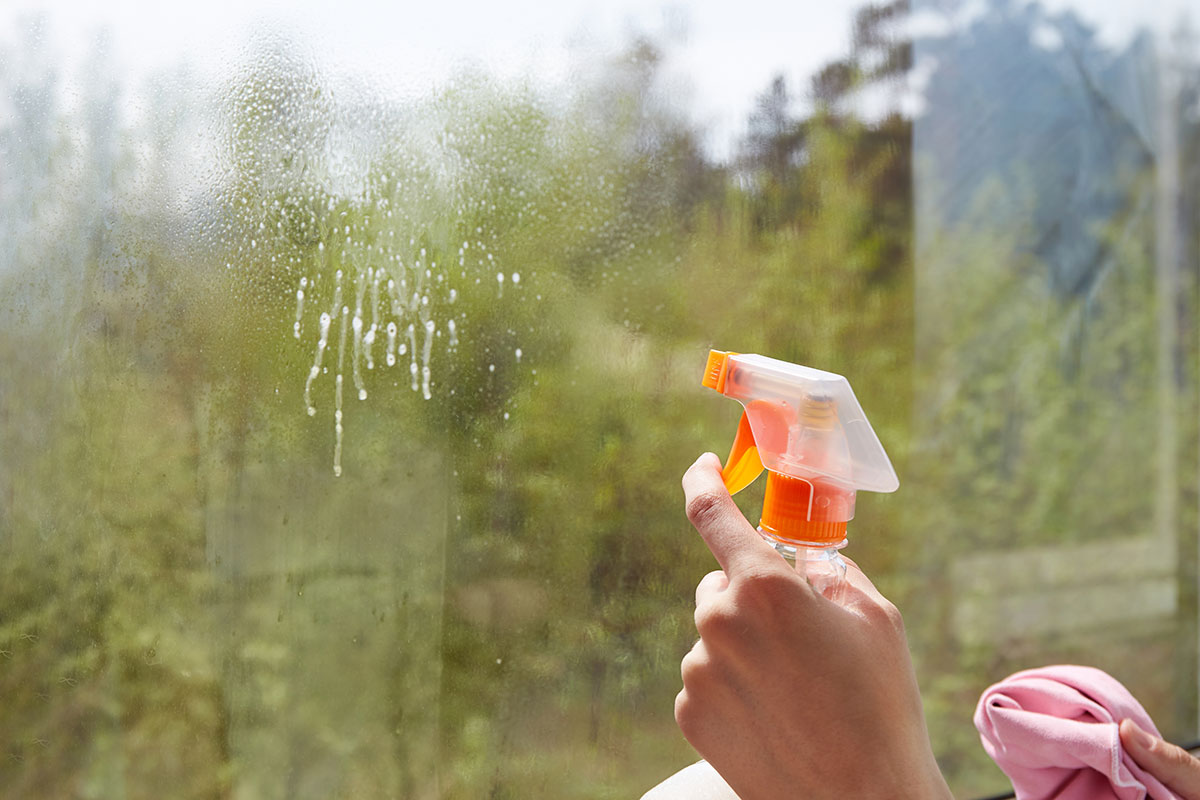 Stačí přidat lžičku do čisticí vody a vaše okna zůstanou celou zimu zářivě čistá. 2 Stačí přidat lžičku do čisticí vody a vaše okna zůstanou celou zimu zářivě čistá.