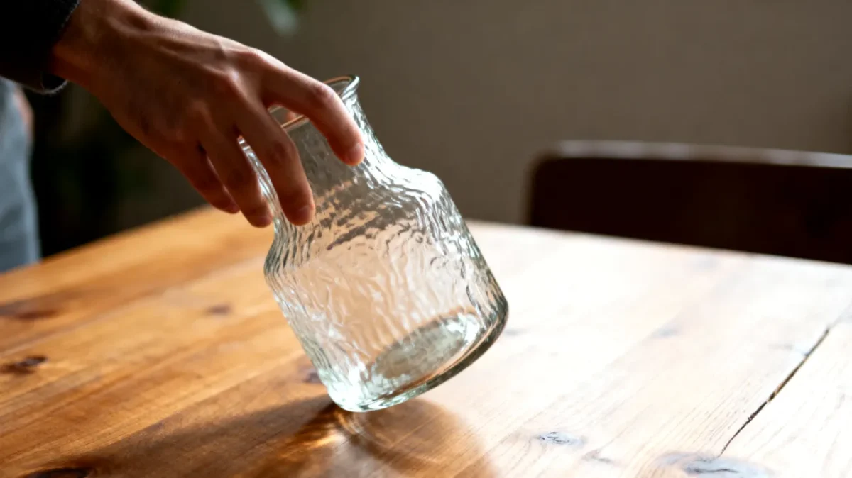 Co se stane, když skleněnou vázu otočíte dnem vzhůru 3 Co se stane, když skleněnou vázu otočíte dnem vzhůru