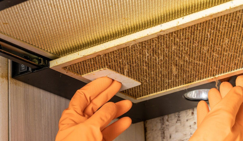 Ani jedlá soda, ani citron, ani ocet: Jak vyčistit digestoř od nahromaděného tuku