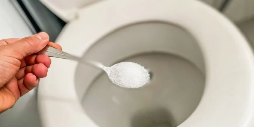 Jen málo lidí ví, proč je prospěšné přidávat sůl do toalety přes noc