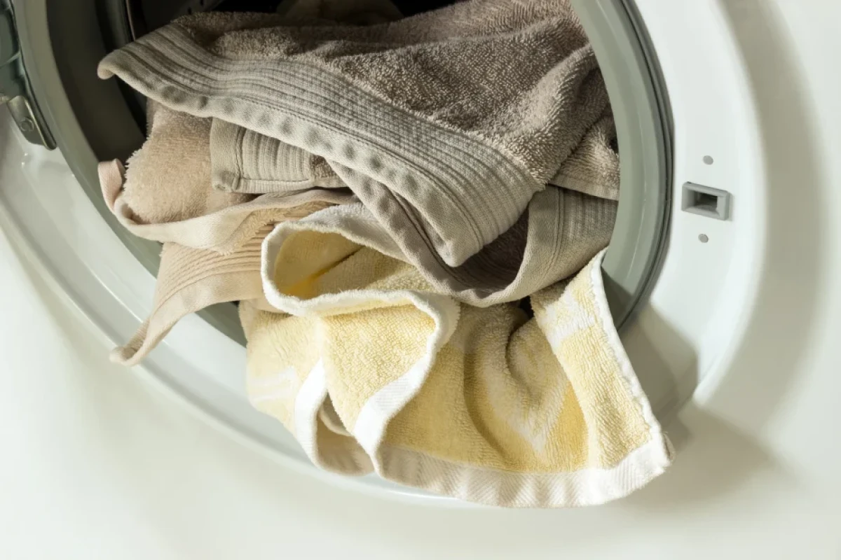 Přidejte 4 vrchovaté polévkové lžíce do pračky a spusťte cyklus ručníků. Budou bělejší než po chemickém ošetření 7 Přidejte 4 vrchovaté polévkové lžíce do pračky a spusťte cyklus ručníků. Budou bělejší než po chemic...