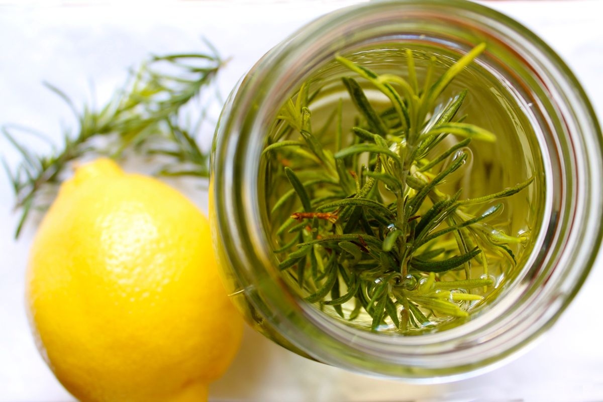 Smíchání citronových a rozmarýnových kůr: Proč se doporučuje a k čemu se používá